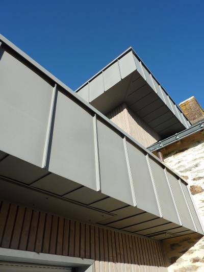 Pose de bardages en zinc pour embellir vos bâtiments et les rendre plus durables dans la région Loire-Atlantique